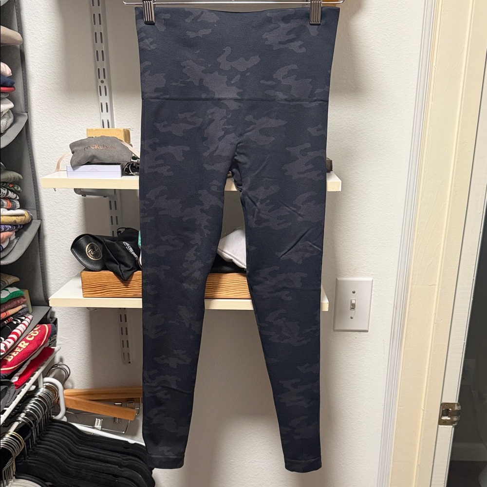 SPANX Charcoal Gray Camo Seamless Shaping Leggings